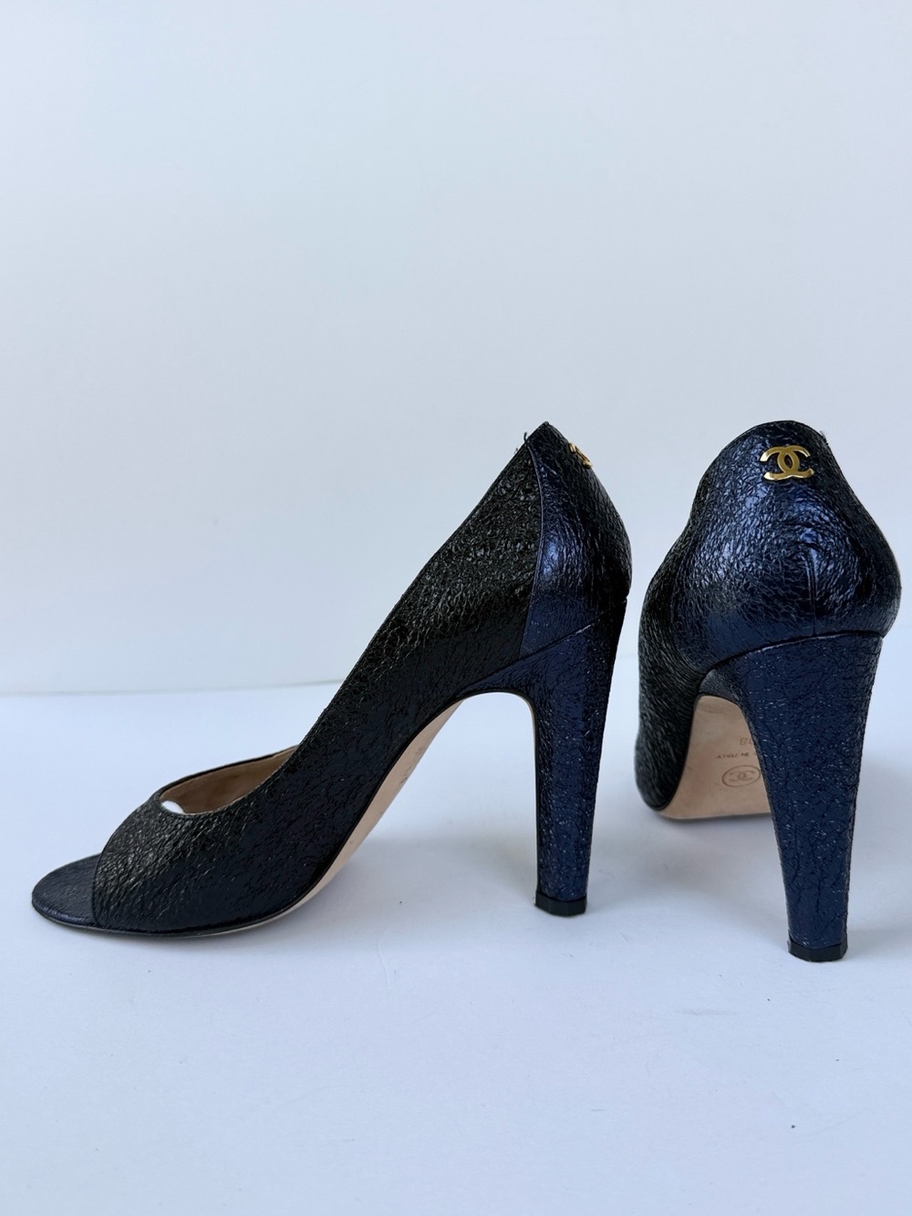 CHANEL Metallic Navy & Black Textured Peep-Toe Pumps Interlocking Gold CC Size 8 - Picture 3 of 14